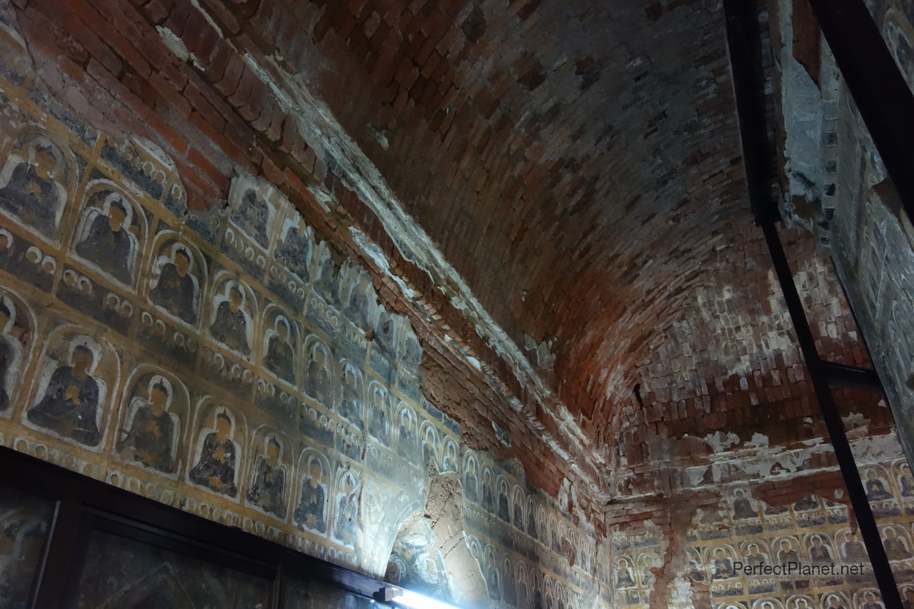 Pinturas originales interior templo Bagan