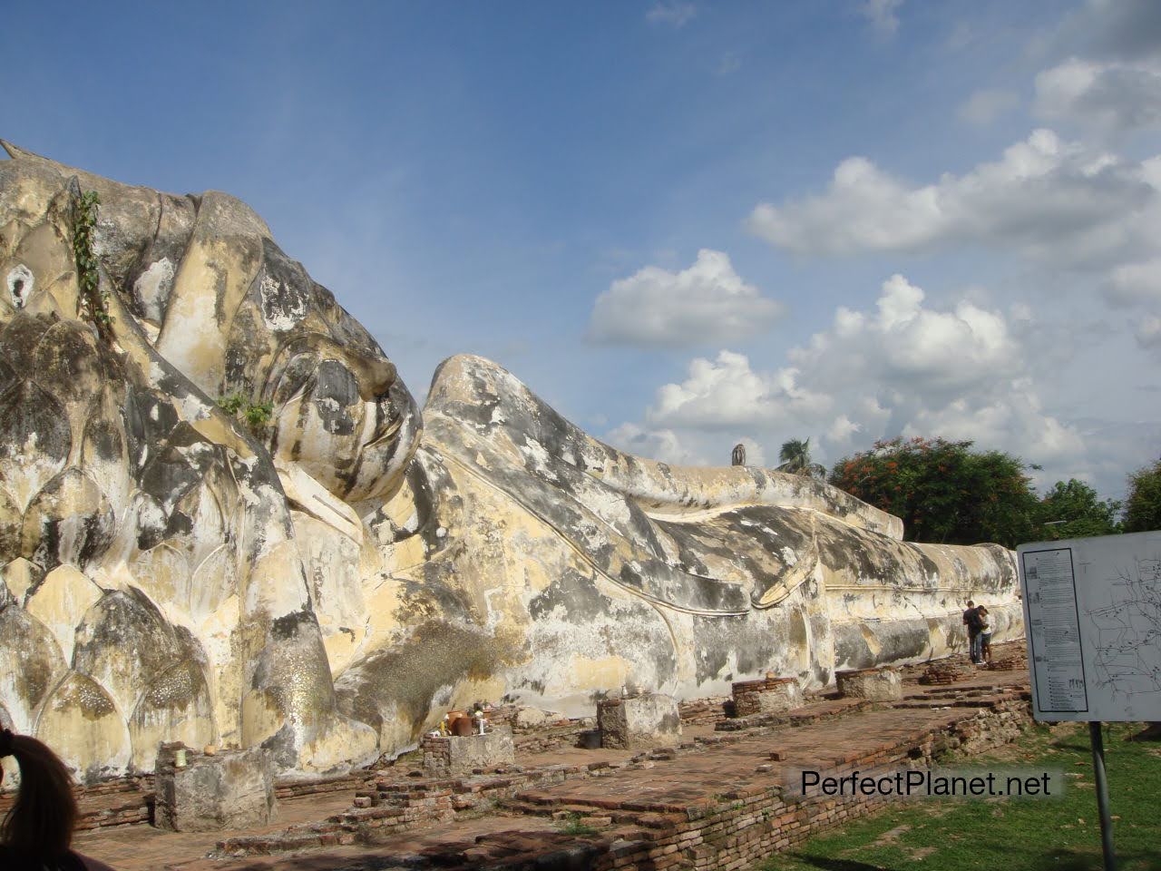 Gigante Buda reclinado en Wat Lokayasutharam