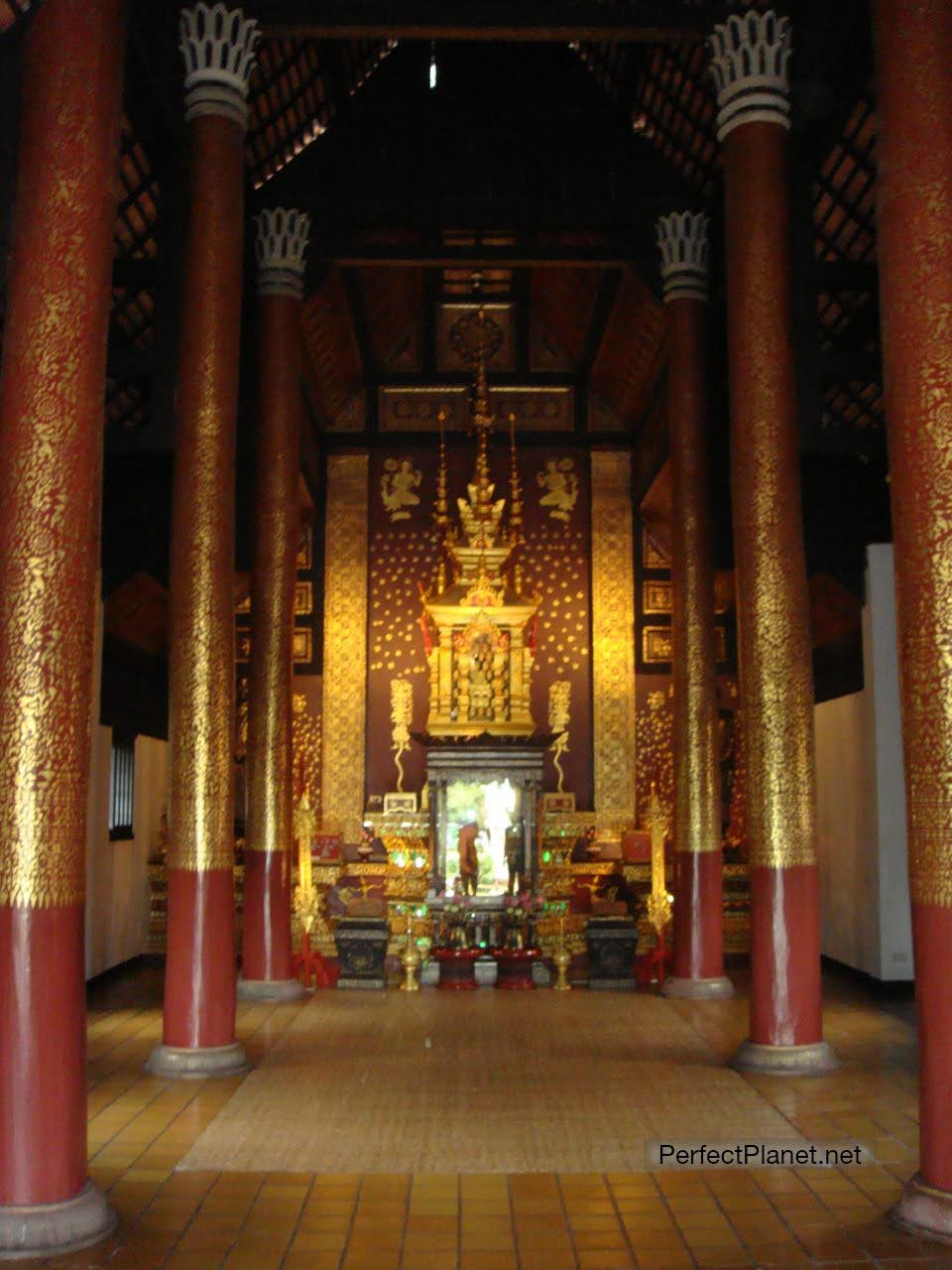 Interior Wat Lok Molee
