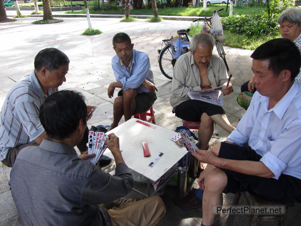 Hombres jugando a cartas