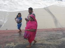 Gente en la playa de Kovalam