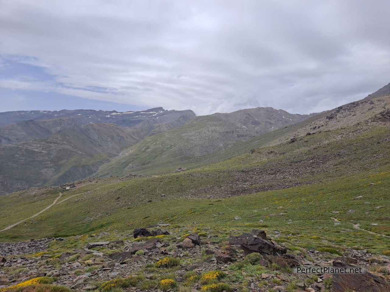 Refugio de Poqueira y Pico Veleta al fondo