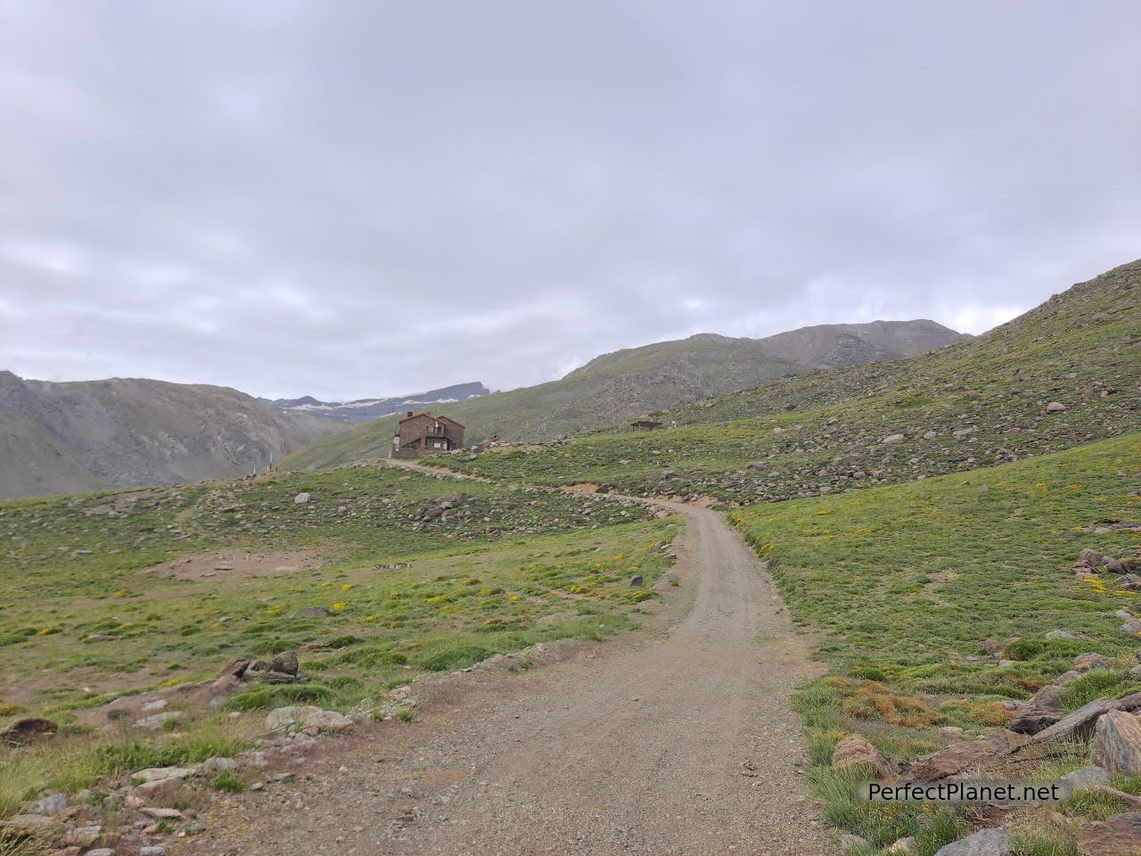 Refugio de Poqueira y Pico Veleta al fondo