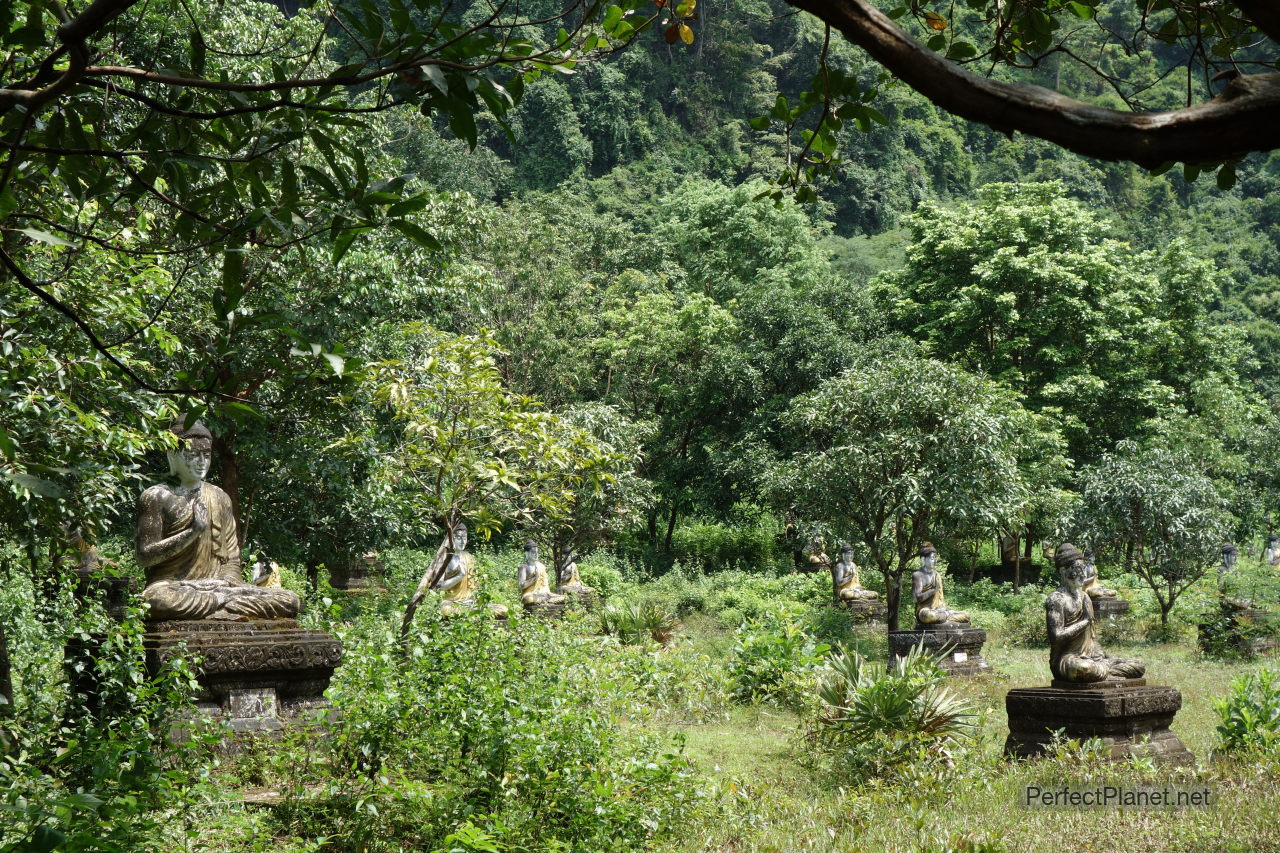 Budas en medio del bosque cerca de Hpa An