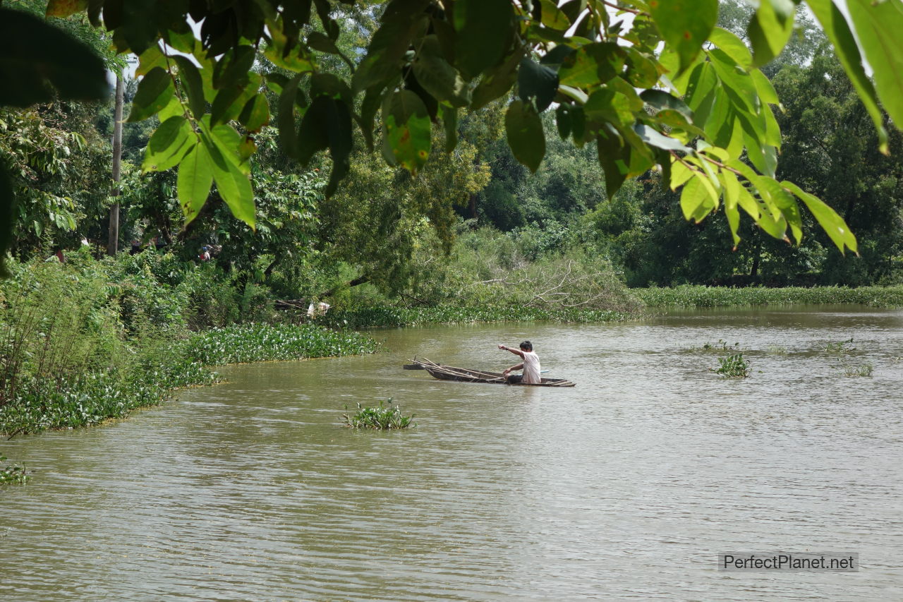 Hombre pescando en lago Kan Thar Yar