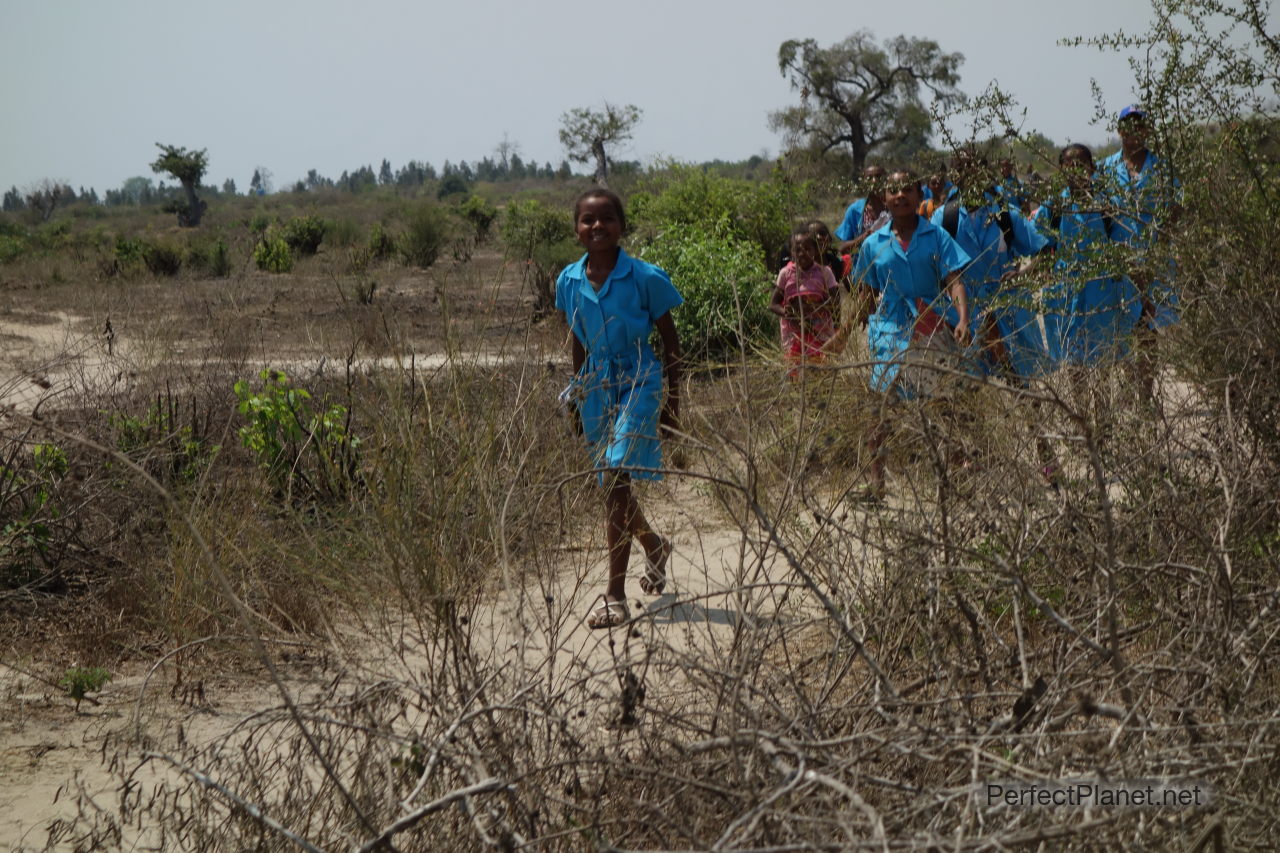 Niños de camino al colegio