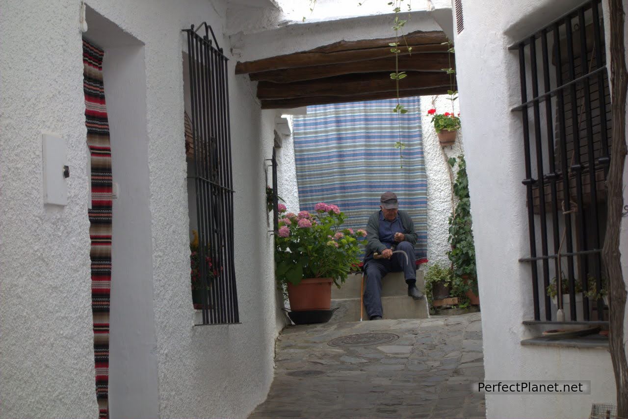 Hombre arreglando la herramienta