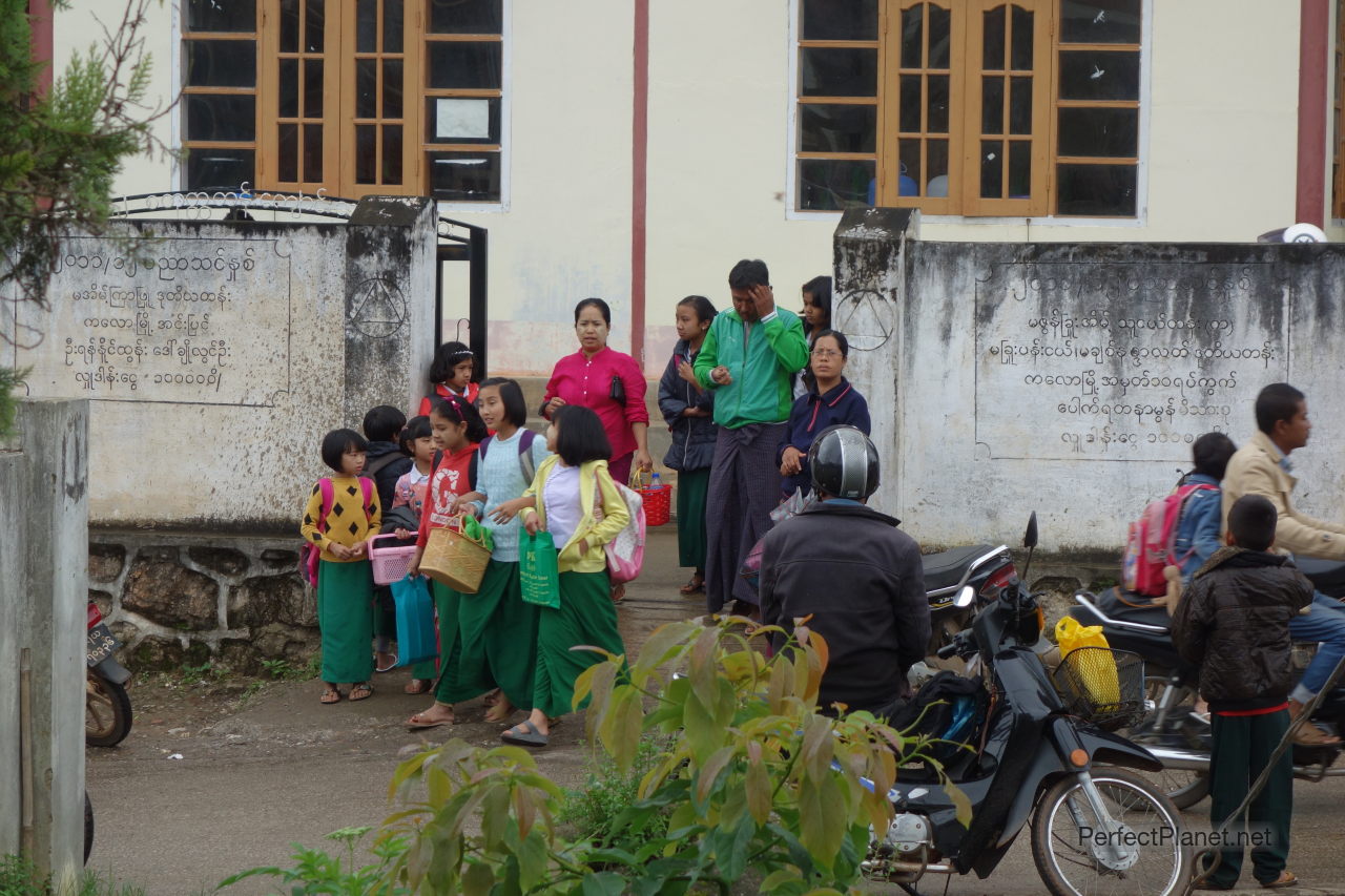 Niños saliendo del Colegio