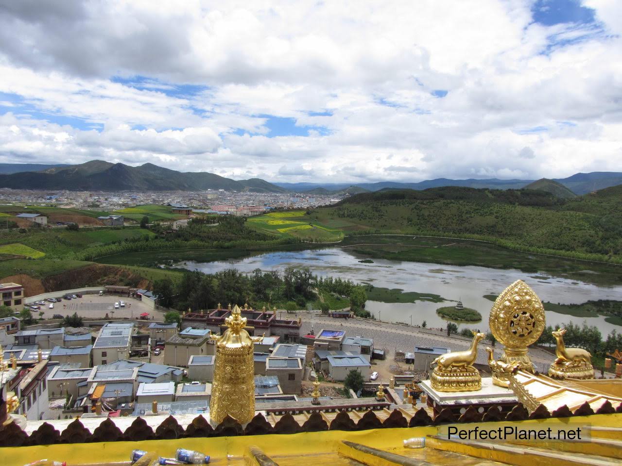 Vistas desde Tibetan Monastery of Ganden Sumtseling