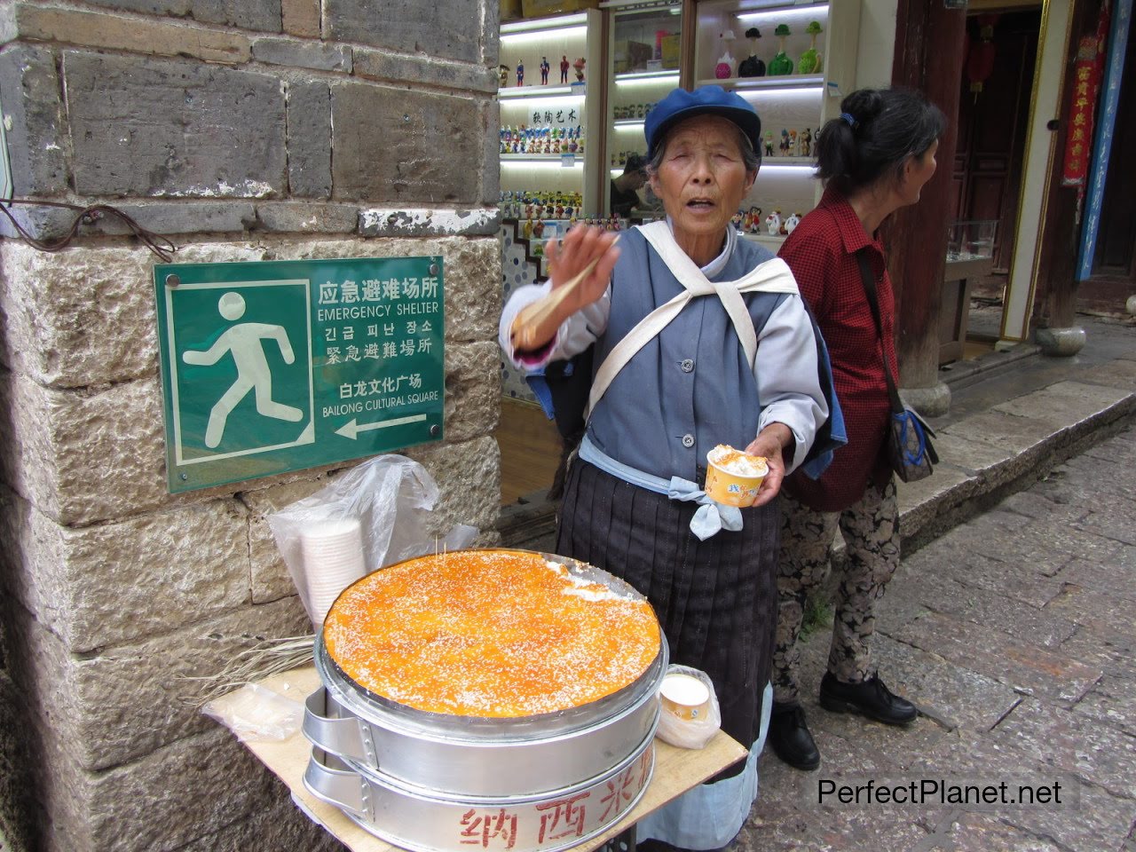 Mujer vendiendo postres