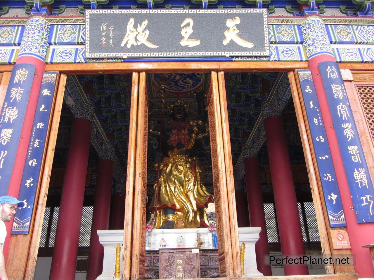 Interior de uno de los templo en complejo Tres Pagodas