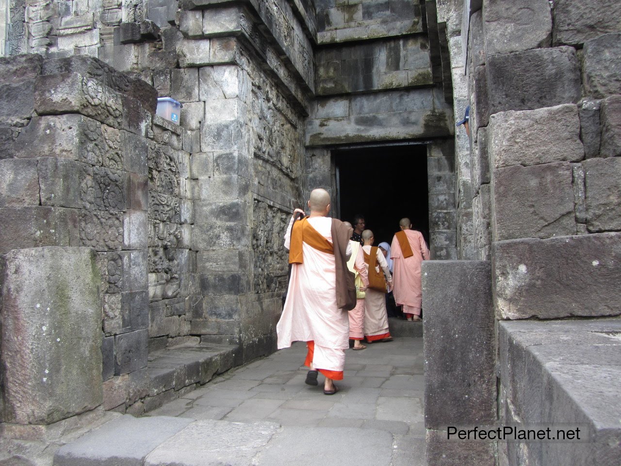 Monjas entrando en el templo