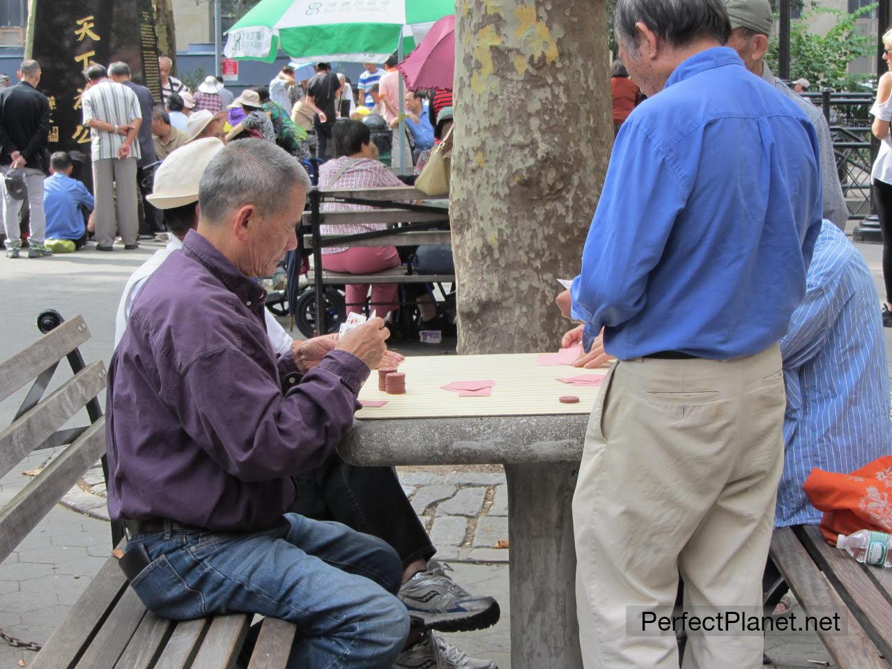 Jugando a cartas en Chinatown