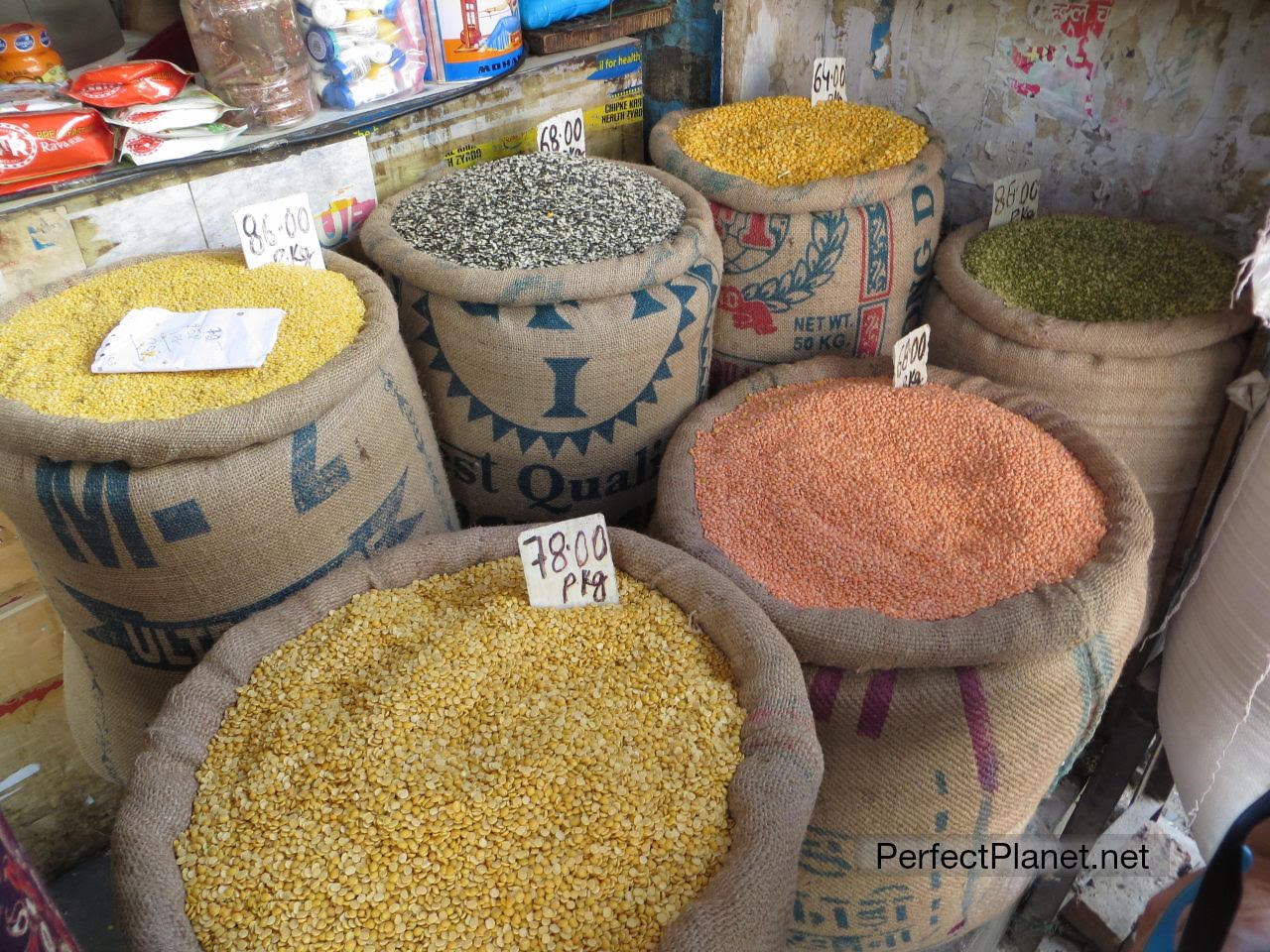 Puesto de arroz y legumbres