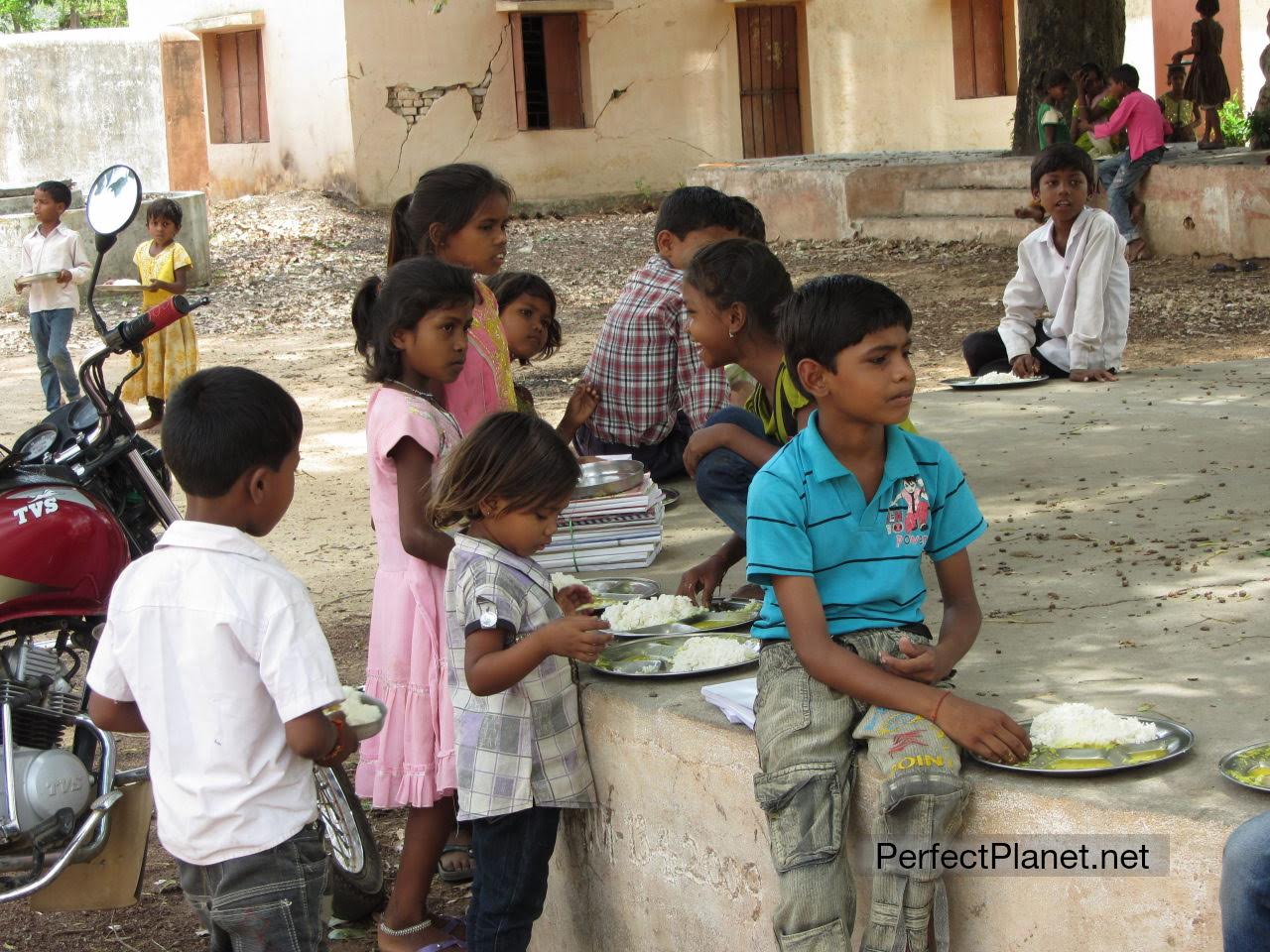 Niños comiendo en el colegio