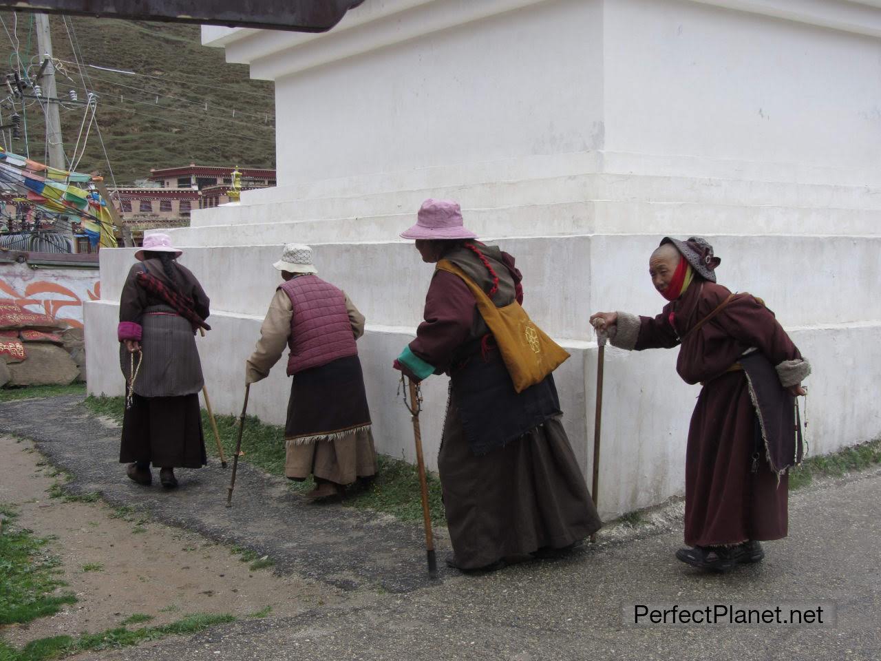 Mujeres orando