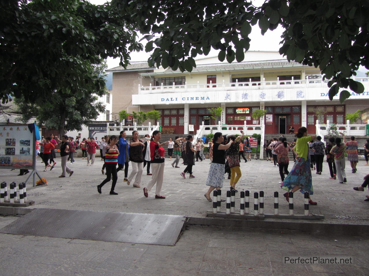 Gente bailando en un parque