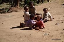 Niños en área de servicio hacia Fianarantsoa